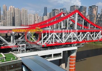 重慶地鐵10號線橋梁外側(cè)施工措施車
